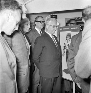 859254 Afbeelding van de aanwezigen bij de opening van de PV-trein (Persoonlijke Veiligheid) van de N.S. te Amsterdam ...